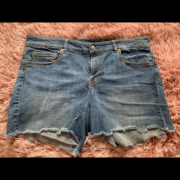 Jessica Simpson Denim Shorts with Detailed Pockets - Picture 3 of 4